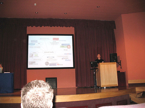 photo (42KB) : Figure 1 : Steven Warburton and his Web 2.0 slide