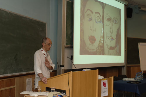 photo (29KB) : Steven Warburton presenting