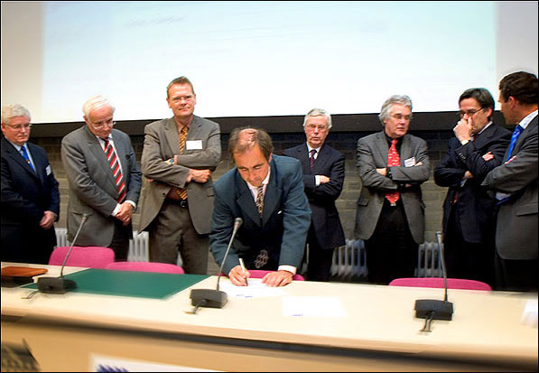 photo (59KB) : Dutch academic VIPs queueing to sign the Berlin Declaration. From left: Tony Hey (UK), Bert Speelman (Wageningen University), Wim Liebrand (SURF), Frits van Oostrom (Royal Academy), Joris van Bergen (Leiden University), Bas Savenije (Utrecht University), Sijbolt Noorda (University of Amsterdam), Peter Nijkamp (NWO)